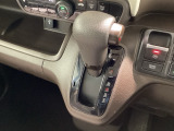 インパネシフトを採用しているので、前席の足元も広々としています。運転席と助手席の行き来もスムーズです!