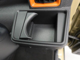 カップホルダーは運転席や助手席からちょうど手の届く位置です!!