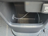 足元には便利なセンターロアボックスを設置。車内を整理しやすく、使い勝手の良さが魅力です。
