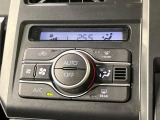 【オートエアコン】一度お好みの温度に設定すれば、車内の温度を検知し風量や温度を自動で調整。暑い&hellip;寒い&hellip;と何度もスイッチ操作をする必要はありません。快適な車内空間には必須の機能ですね♪