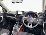 運転席まわりです。 各操作スイッチは使いやすい位置に配置されてます。