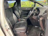運転席まわりには十分なスペースがあり、大柄な方でもゆったり運転していただける環境です。