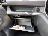 【グローブボックス】大容量のグローブボックスです!!車検証ケース他、日頃使う小物類の収納スペースもたくさんあります!