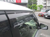 プラスチックバイザーは雨の日の車内換気に役立ちます。