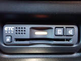 ■【ETC車載器】が装備されています。セットアップをしてお渡しとなり、ETCカードを差し込むだけで高速道路の利用が可能です。