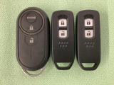 スマートキーを装備しています。鍵を差し込むことなくドアロックの開け閉めと、スタートボタン操作でのエンジンスタートができます。加えて、純正リモコンエンジンスターター用の操作キーもついています。
