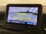 リバースギアに入れるだけで後方の表示へ切り替わります。夜間や雨の日の駐車も楽になりますよ。