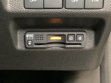 ハンドルの右下にETCがついています。高速道路の料金所の通過も楽々です!。 カードの取り出しもしやすい場所についています。