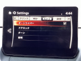 レバーをAUTOの位置にしているとき、レインセンサーが雨を感知すると、雨量に応じてワイパーが自動で作動してくれるオートワイパーを装備!設定変更で非作動にすると、間欠作動に固定されます。