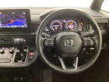 【ハンドル】運転にかかわる様々な操作を安全に行えるように視点移動が少なく操作性に配慮されたスイッチ類が凝縮されたコックピットです。
