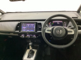車内は光触媒抗菌消臭施工済です。スタイリッシュなデザインでスポーティなインパネ周りを演出します。グローブボックスやカップホルダーのほかにトレーなどたくさんの収納スペースが付いています。