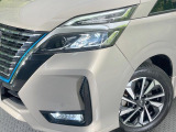 【LEDヘッドライト】悪天候や夜間走行時も良好な視界を確保し安心して運転できる高輝度LEDヘッドライトを装備!点灯速度が早く、消費電力も抑えられています。