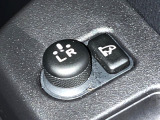 【電動格納ミラー】サイドミラーは電動格納式となっており、狭い駐車場でもキズがつくリスクを抑えられます。