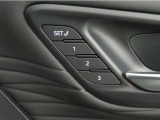 運転席は三人分のシートポジションを記憶します。