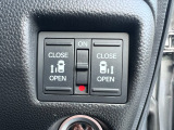 両側電動スライドドアです。リモコンや運転席スイッチ、ドアハンドルの操作で自動開閉。お子様を抱き抱えている時や荷物の多いときなどに便利です!!