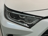 LEDヘッドライトは、点灯の瞬間から最大光量を発揮し、突然暗くなるトンネルなどでの安定感を高めます。