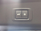 【パワーバックドア】スマートキーや運転席のボタンを押すだけでリアゲートが自動で開閉します!荷物を持っている時や、高い位置にあるバックドアを閉める際に便利な機能です♪