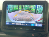 【バックカメラ】駐車時に後方がリアルタイム映像で確認できます。大型商業施設や立体駐車場での駐車時や、夜間のバック時に大活躍!運転スキルに関わらず、今や必須となった装備のひとつです!