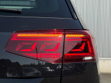 後続車からの視認性に優れるLEDテールランプ。ウィンカーは流れる様に点滅する「ダイナミックターンインジケーター」を装備。
