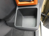カップホルダーは運転席や助手席からちょうど手の届く位置です!!