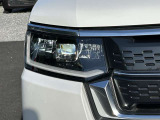 LEDヘッドライトは、点灯の瞬間から最大光量を発揮し、突然暗くなるトンネルなどでの安定感を高めます。