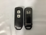 スマートキーを装備しています。鍵を差し込むことなくドアロックの開け閉めと、スタートボタン操作でのエンジンスタートができます。スペアキーも同じものを用意しております。