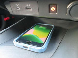 Qi規格対応スマートフォンのワイヤレス充電器装備です。お手軽に充電ができます