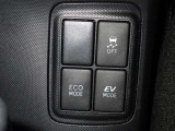 【横滑り防止機能】 車両走行安定補助システム搭載  車が横滑りしそうになった際に、横滑りを防ぐ安全装備が付いています。