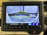 リバースギアに入れるだけで後方の表示へ切り替わります。夜間や雨の日の駐車も楽になりますよ。