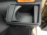 カップホルダーは運転席や助手席からちょうど手の届く位置です!!