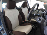 【清潔感のある運転席&助手席】隅々までクリーニングの行き届いた運転席&助手席。目立ったシミや汚れ等もございません。快適なドライブをどうぞ。