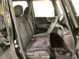 女性でも運転がしやすいように、シートの高さ調整機能(シートリフター)がついています。運転席と助手席の間が空いている為、助手席側への移動がスムーズです。交通量の多い道でも助手席側から乗り降りができます。