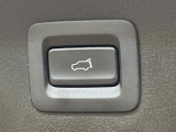 【パワーバックドア】スマートキーや運転席のボタンを押すだけでリアゲートが自動で開閉します!荷物を持っている時や、高い位置にあるバックドアを閉める際に便利な機能です♪