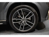 メルセデスの認定中古車「サーティファイドカー」では、万一お車が故障した場合も、ご購入後1年間もしくは2年間※は走行距離にかかわらずメルセデス・ベンツ正規サービスネットワークで無料修理いたします