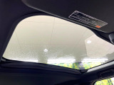 【ガラスルーフ】ガラスルーフ搭載で車内の解放感が一気にアップ!開放的なドライブをお楽しみいただけます。