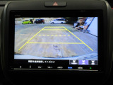 バックカメラの画像です。ガイドラインがスムースな車庫入れをサポートいたします。車庫入れの安心感がアップしますね。