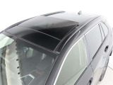 サンルーフ装備:晴れの日に開けていると凄い開放感が!雨の日や曇りの日でもサンシェードを開ければ、室内が明るくなり気分も晴れやかに!