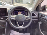 運転者中心に作られた運転席です。