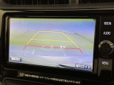 後方の見える安心をお届けするバックガイドモニター付:バックするときのアシストラインもあって楽々バック!車庫入れや縦列駐車をサポートし、苦手な駐車も安心です!今やもう手放せない装備ですネ♪