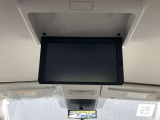 後席専用モニターです。後席でテレビをワイドな画面でお楽しみ頂けます!(ルーフ取り付けタイプ:11インチワイドVGA液晶モニター)。