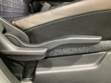 運転席にはドライバーの体型や好みに応じて前後方向だけでなく、高さの調整ができるシートリフターを装備!