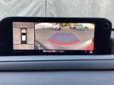 狭い場所での駐車やすれ違いなどでより的確な運転操作に役立つ360&deg;ビューモニターが装備されています。