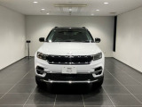 Jeep伝統のセブンスロットルグリルを引継現在風にアレンジされております。