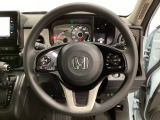 ハンドルにHondaセンシング系のクルーズコントロールやレーンキープアシストなどのスイッチと、オーディオの操作スイッチが装備されています。ハンドルから手を離さず安全に操作できます。