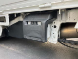 バッテリーは車体左側に装備しています