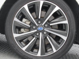 純正18インチアルミホイール。 タイヤサイズは225/45R18。納車時に弊社指定の新品タイヤ4本と左前のアルミホイール1枚を交換いたします。