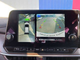 アラウンドビューモニターが装備されてるから、駐車場での車庫入れや、狭い道での走行もカメラで確認が出来るので安心。