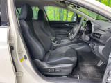 運転席まわりには十分なスペースがあり、大柄な方でもゆったり運転していただける環境です。