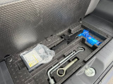 荷台下に工具類が収納されています。
