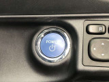 エンジンスタートスイッチです。キーが車内にあれば、エンジンの始動や停止はスイッチを押すだけ!キーを取り出す手間を省き、ワンプッシュで操作できるので簡単でスムーズです。